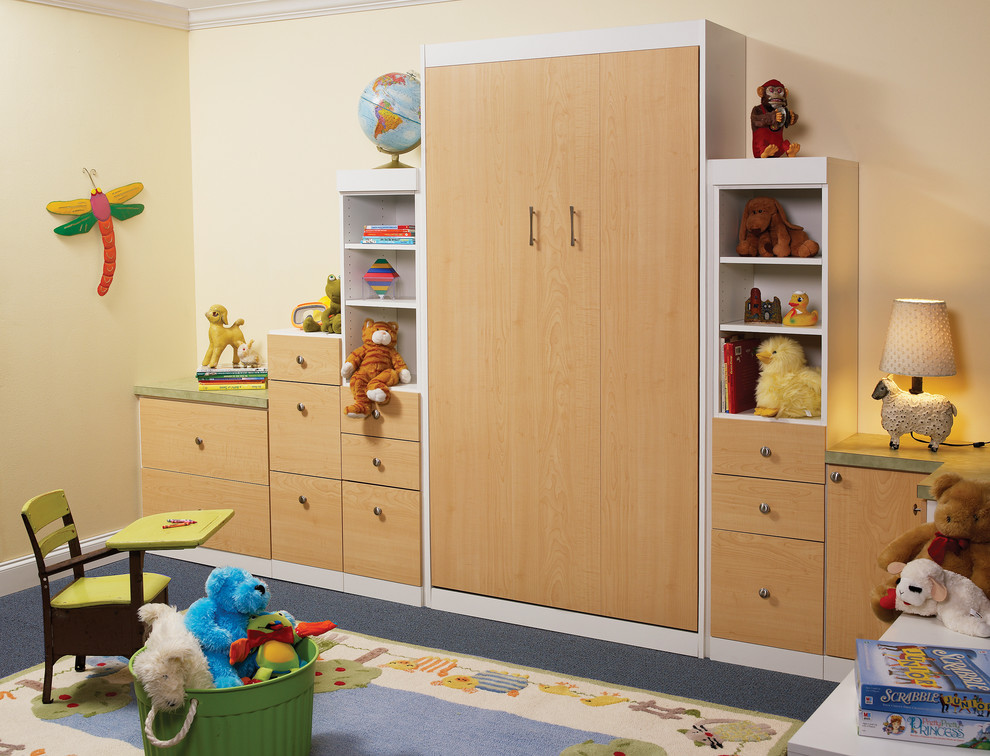 Exempel på ett mellanstort klassiskt könsneutralt småbarnsrum kombinerat med sovrum, med gula väggar och heltäckningsmatta