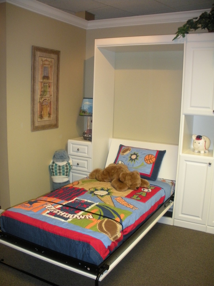 Exemple d'une chambre d'enfant de 1 à 3 ans chic de taille moyenne avec un mur beige et moquette.