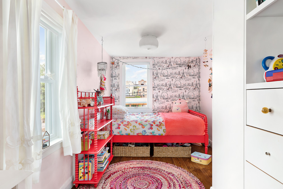 Свежая идея для дизайна: детская в стиле неоклассика (современная классика) с спальным местом, розовыми стенами, темным паркетным полом, коричневым полом и обоями на стенах для девочки - отличное фото интерьера