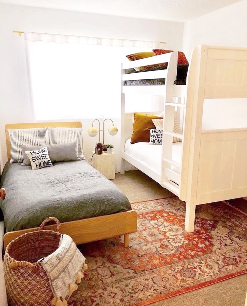 Cette image montre une chambre d'enfant de 4 à 10 ans nordique de taille moyenne avec un mur blanc, moquette et un sol beige.