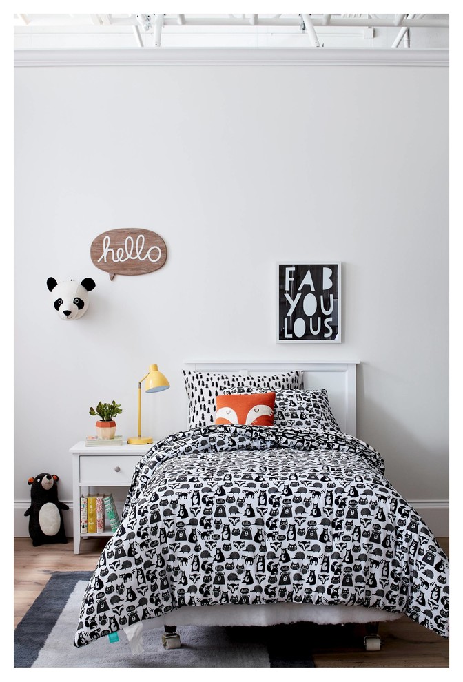 Exempel på ett mellanstort modernt pojkrum kombinerat med sovrum och för 4-10-åringar, med vita väggar och ljust trägolv