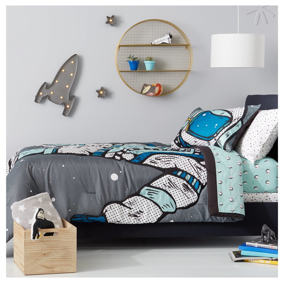 На фото: детская среднего размера в стиле модернизм с спальным местом, серыми стенами, деревянным полом и белым полом для ребенка от 4 до 10 лет, мальчика с