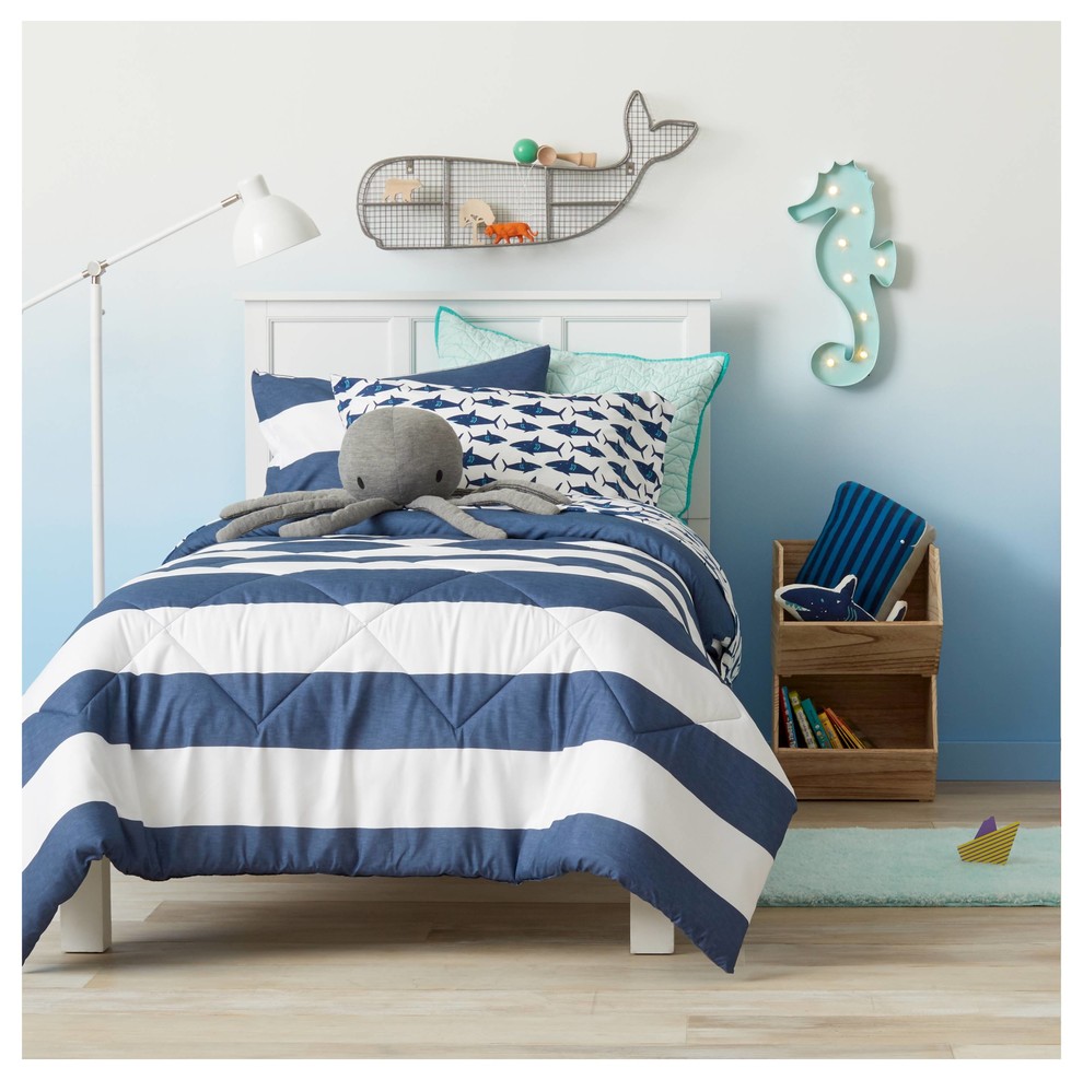 Diseño de dormitorio infantil de 4 a 10 años minimalista de tamaño medio con paredes azules y suelo de madera clara