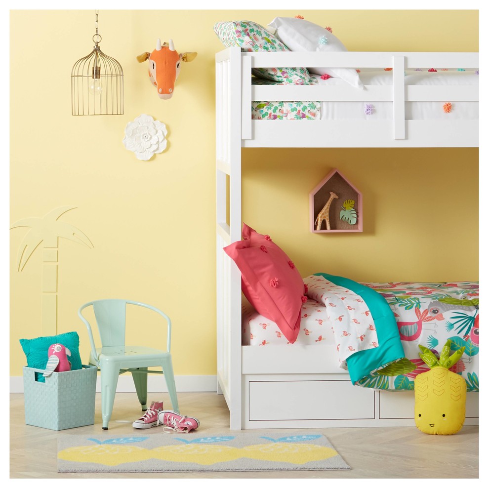Esempio di una cameretta per bambini da 4 a 10 anni minimalista di medie dimensioni con pareti gialle, parquet chiaro e pavimento beige