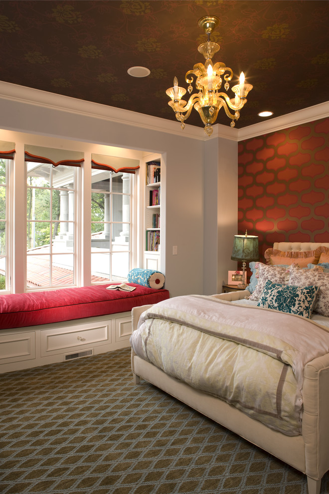 Bild på ett medelhavsstil barnrum kombinerat med sovrum, med flerfärgade väggar och heltäckningsmatta