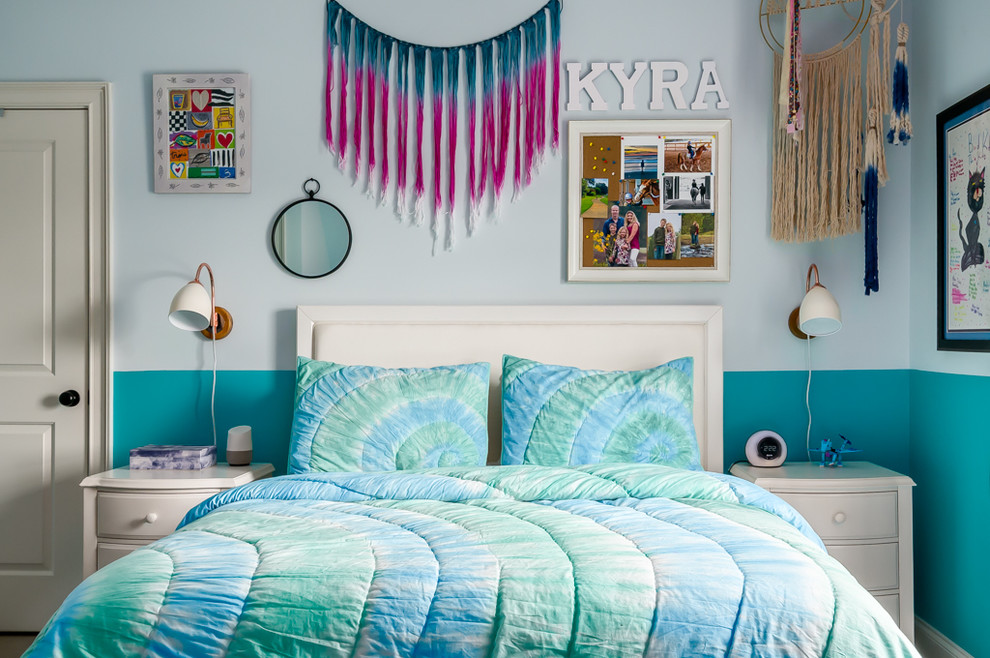 Imagen de dormitorio infantil de 4 a 10 años bohemio de tamaño medio con paredes azules, moqueta y suelo beige