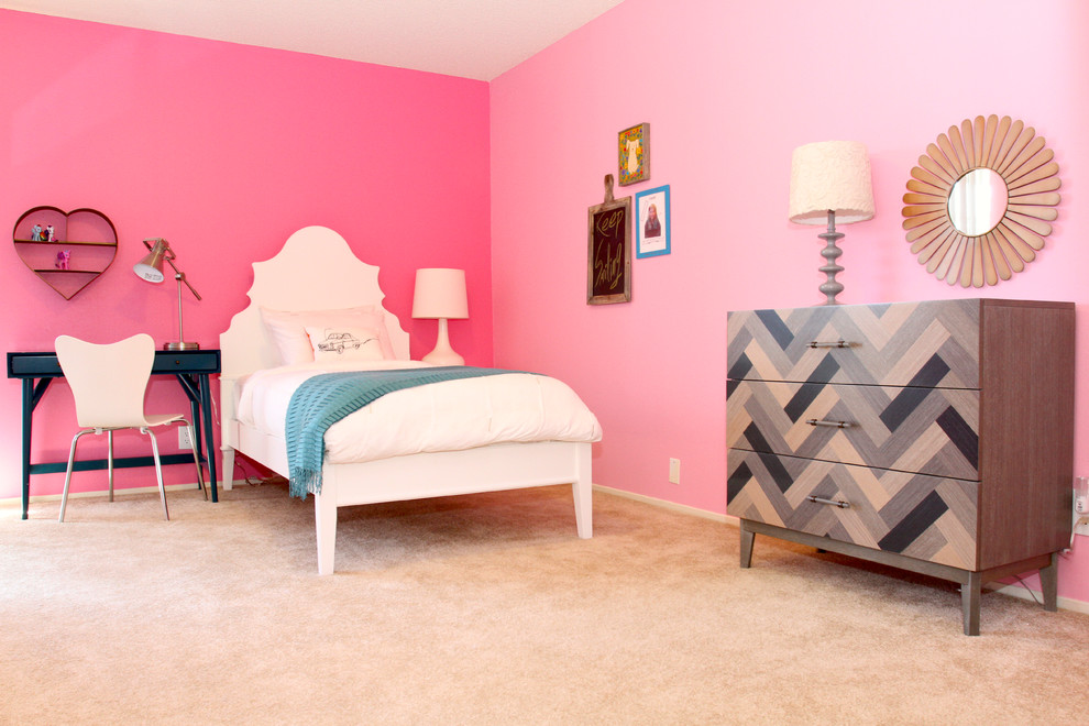На фото: детская среднего размера в современном стиле с спальным местом, розовыми стенами и ковровым покрытием для девочки