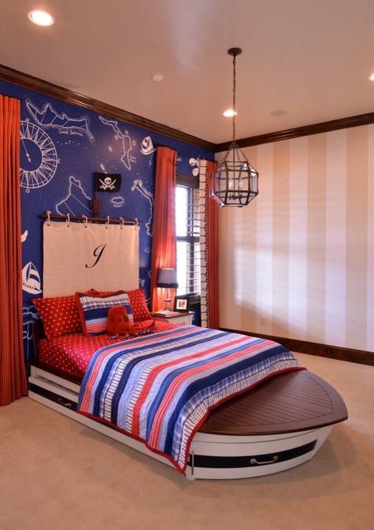 Bild på ett stort eklektiskt pojkrum kombinerat med sovrum och för 4-10-åringar, med flerfärgade väggar och heltäckningsmatta