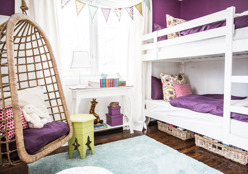 Diseño de dormitorio infantil de 4 a 10 años clásico renovado de tamaño medio con paredes púrpuras, suelo de madera oscura y suelo marrón
