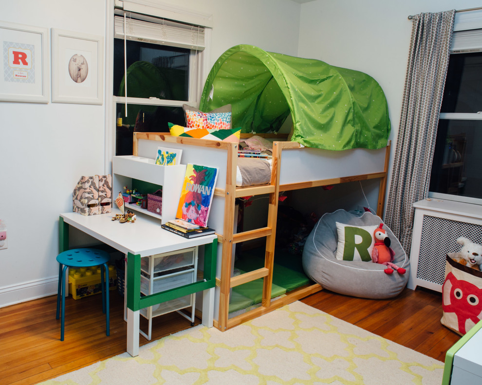 Diseño de dormitorio infantil de 4 a 10 años actual pequeño con paredes grises, suelo de madera oscura y suelo marrón