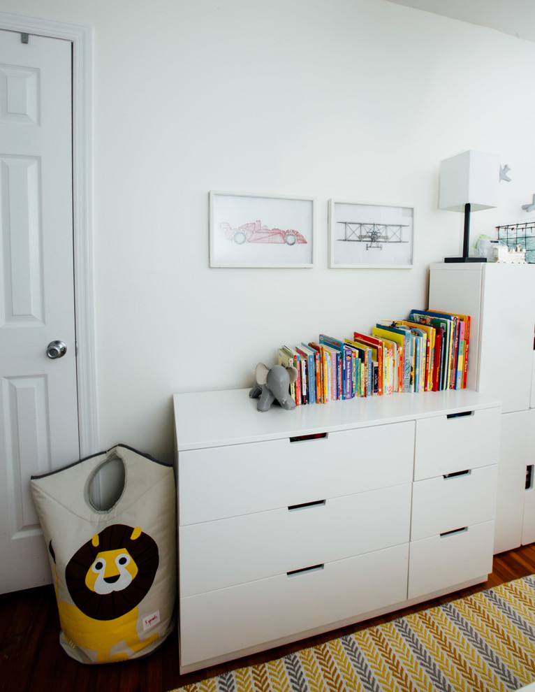 Imagen de dormitorio infantil de 1 a 3 años contemporáneo pequeño con paredes grises, suelo de madera oscura y suelo marrón