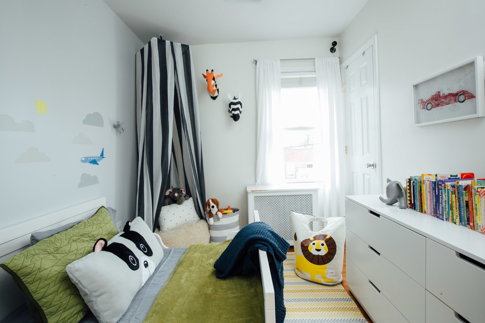 Foto de dormitorio infantil de 1 a 3 años contemporáneo pequeño con paredes grises, suelo de madera oscura y suelo marrón