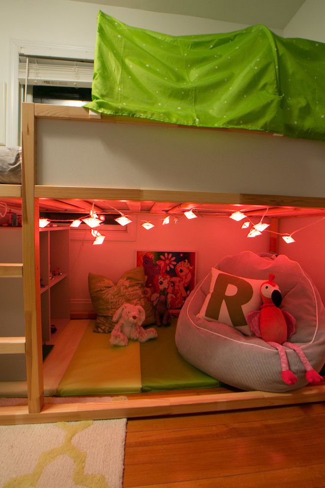 Kleines Modernes Mädchenzimmer mit Schlafplatz, grauer Wandfarbe, dunklem Holzboden und braunem Boden in New York