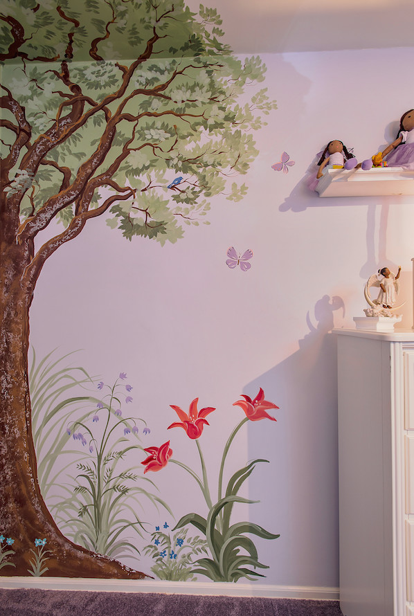 Cette image montre une grande chambre d'enfant de 4 à 10 ans traditionnelle avec un mur violet et moquette.