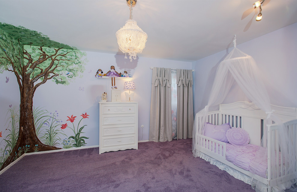 Foto på ett stort vintage flickrum kombinerat med sovrum och för 4-10-åringar, med lila väggar, heltäckningsmatta och lila golv