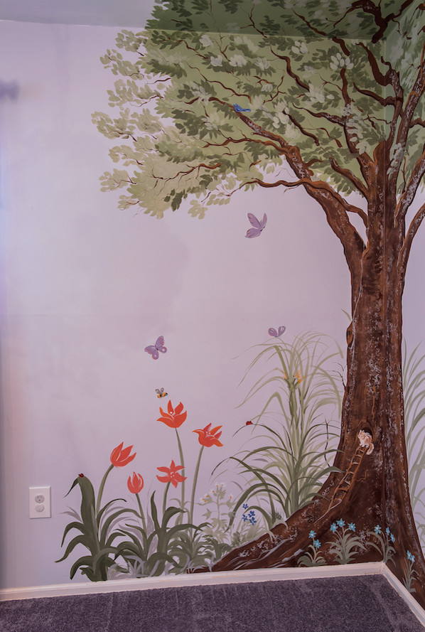 На фото: большая детская в классическом стиле с спальным местом, фиолетовыми стенами и ковровым покрытием для ребенка от 4 до 10 лет, девочки с