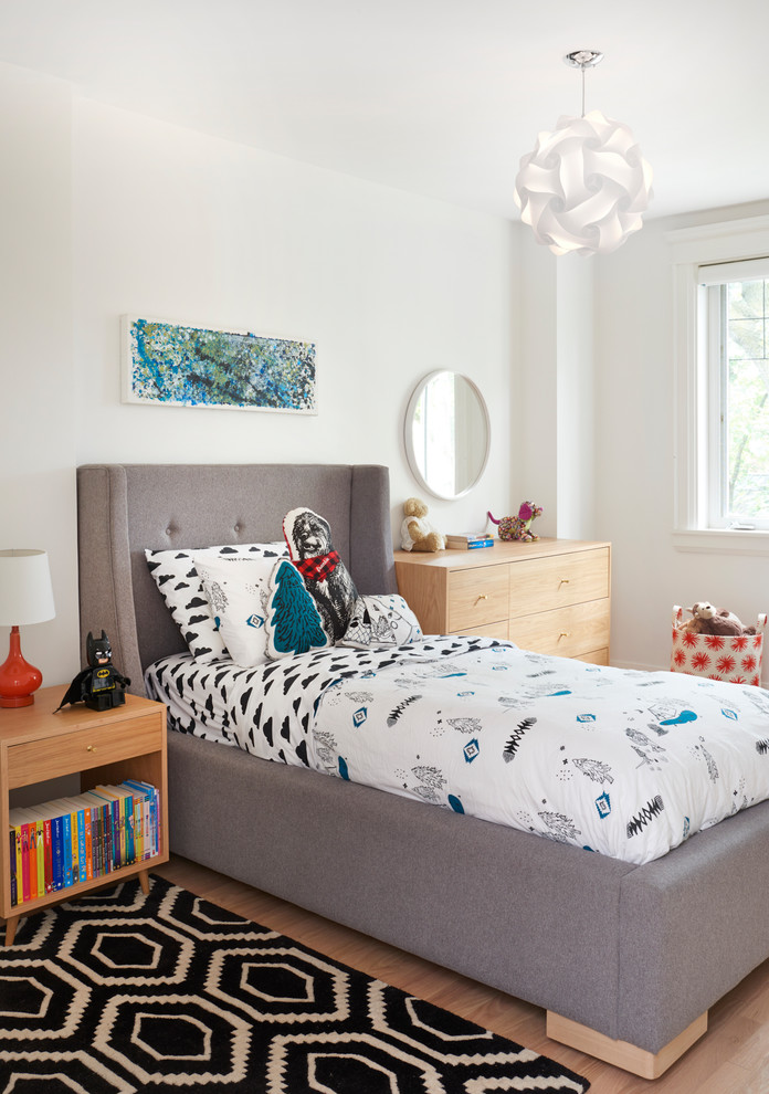 Bild på ett nordiskt könsneutralt barnrum kombinerat med sovrum och för 4-10-åringar, med vita väggar, ljust trägolv och beiget golv