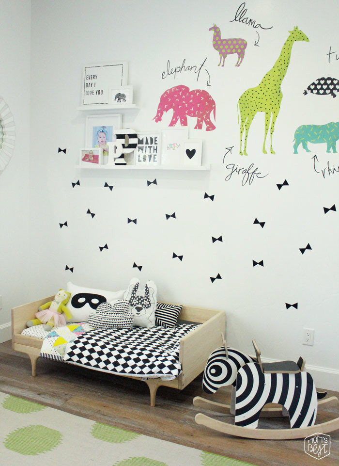 Idéer för mellanstora shabby chic-inspirerade barnrum kombinerat med sovrum, med vita väggar och mellanmörkt trägolv