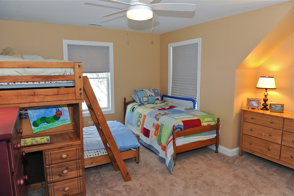 Idéer för ett mellanstort modernt pojkrum kombinerat med sovrum och för 4-10-åringar, med beige väggar och heltäckningsmatta