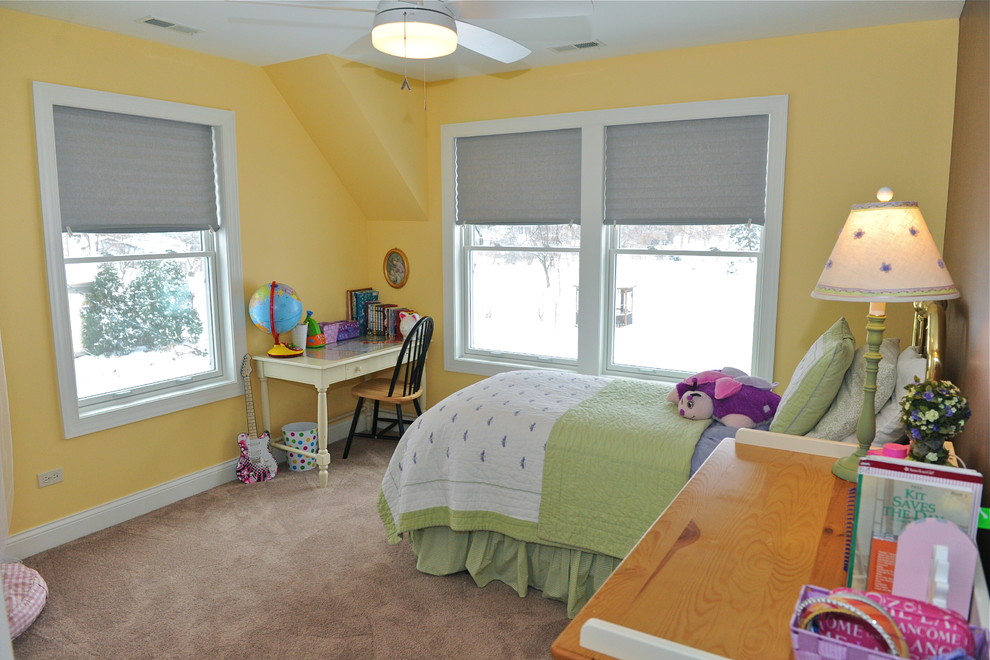 Exempel på ett mellanstort modernt flickrum kombinerat med sovrum och för 4-10-åringar, med gula väggar och heltäckningsmatta