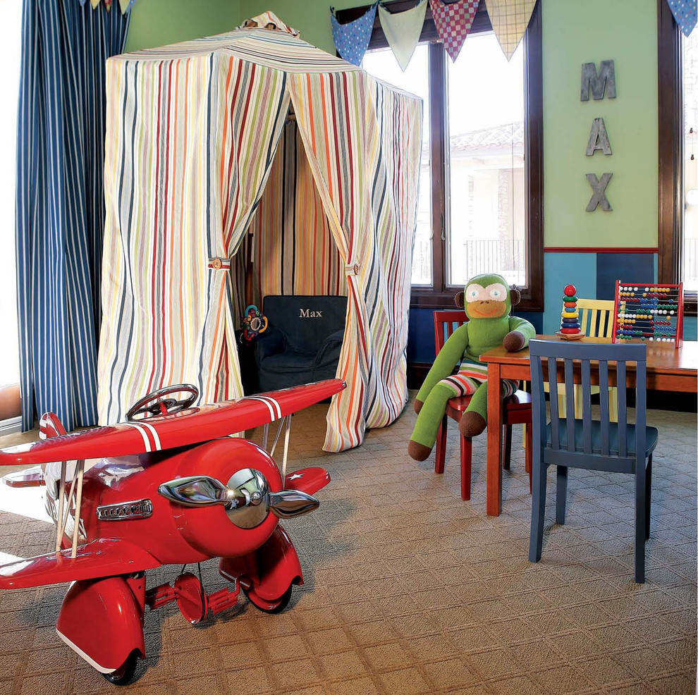 Idéer för ett mycket stort modernt pojkrum kombinerat med sovrum och för 4-10-åringar, med beige väggar, heltäckningsmatta och beiget golv