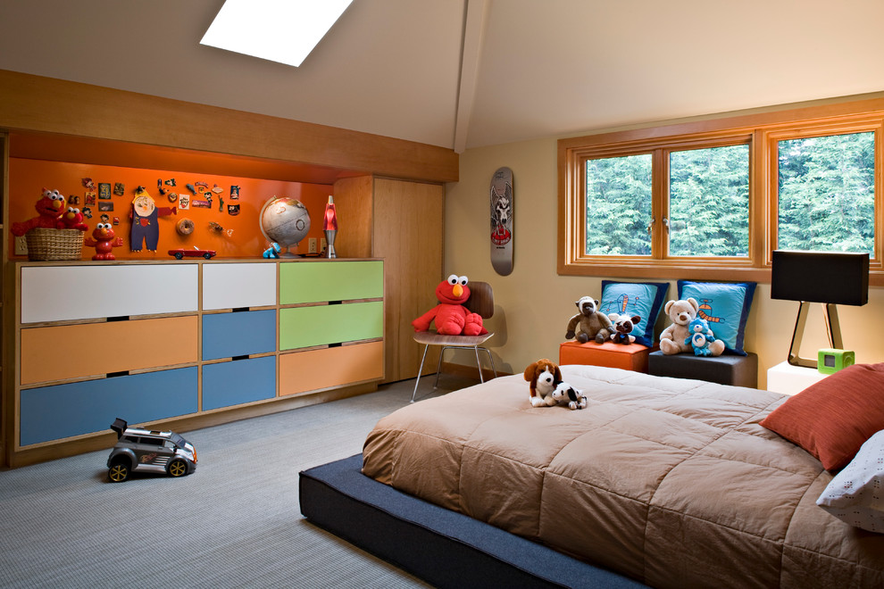 Cette image montre une chambre d'enfant design avec un mur beige et moquette.