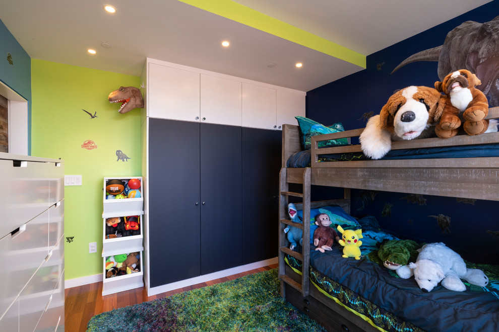 Пример оригинального дизайна: маленькая детская в современном стиле с спальным местом, разноцветными стенами, полом из ламината и коричневым полом для на участке и в саду, ребенка от 4 до 10 лет, мальчика