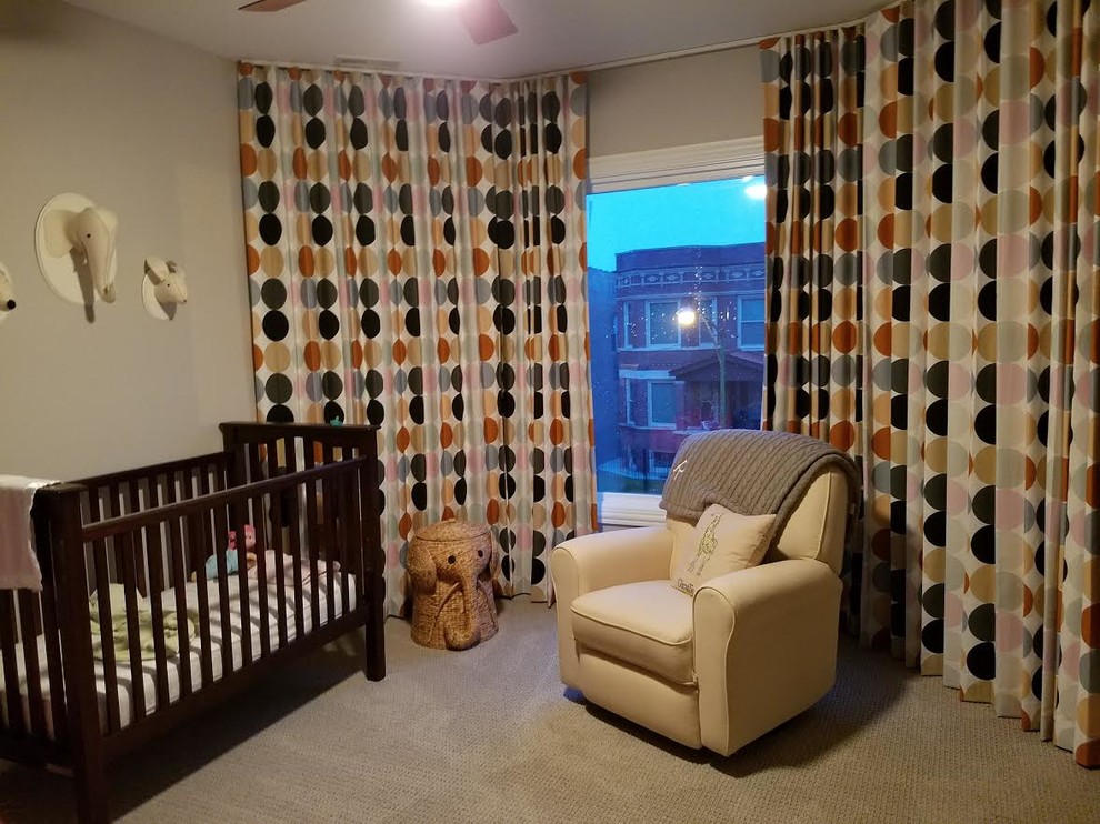Diseño de habitación de bebé neutra tradicional renovada de tamaño medio con paredes grises, moqueta y suelo beige