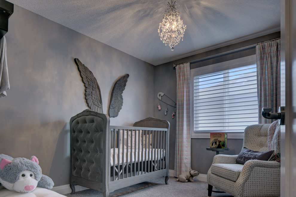 Exemple d'une chambre d'enfant montagne avec un mur gris et moquette.