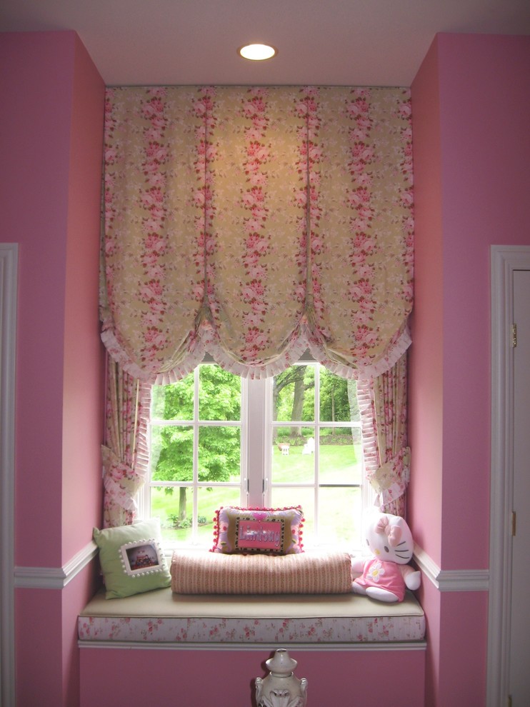 Идея дизайна: маленькая детская в современном стиле с спальным местом, розовыми стенами, ковровым покрытием и бежевым полом для на участке и в саду, ребенка от 4 до 10 лет, девочки
