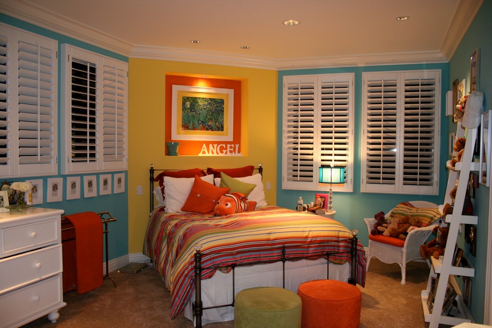 Design ideas for a classic kids' bedroom in San Diego.