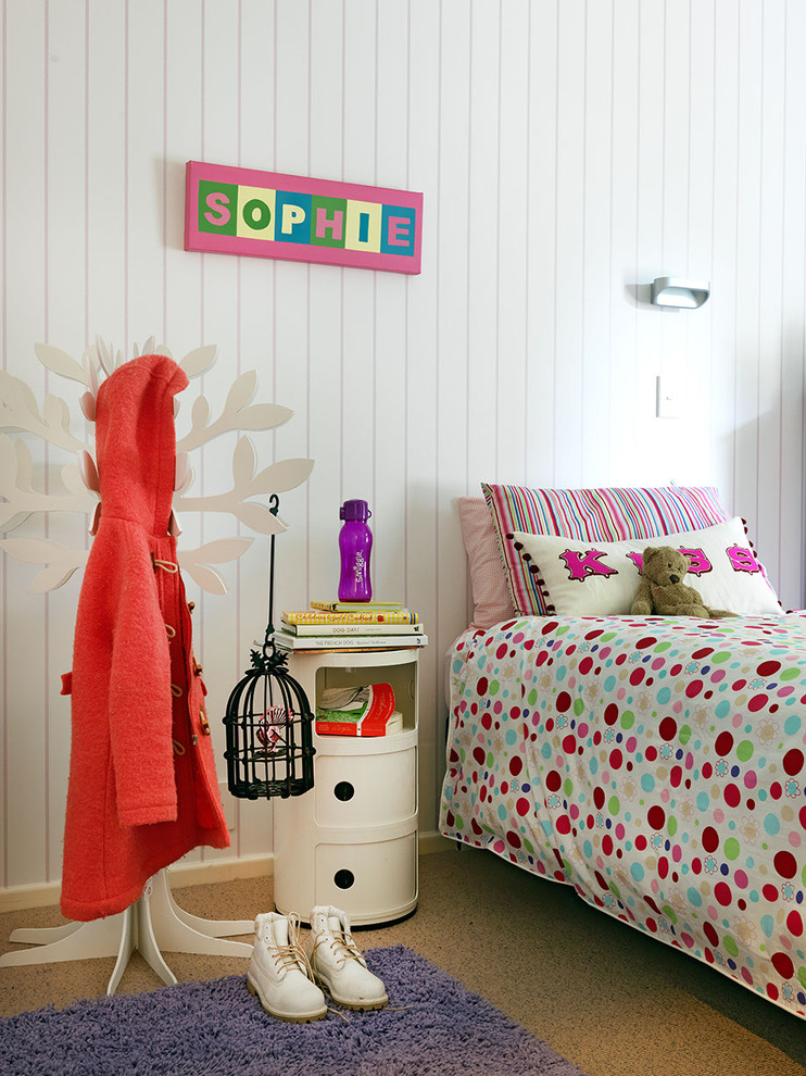 Esempio di una cameretta per bambini bohémian di medie dimensioni con pareti bianche, moquette e pavimento beige