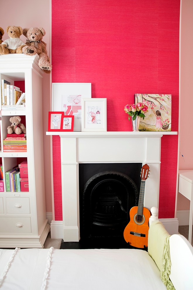 Cette photo montre une chambre d'enfant de 4 à 10 ans tendance de taille moyenne avec un mur rose, moquette et un sol gris.