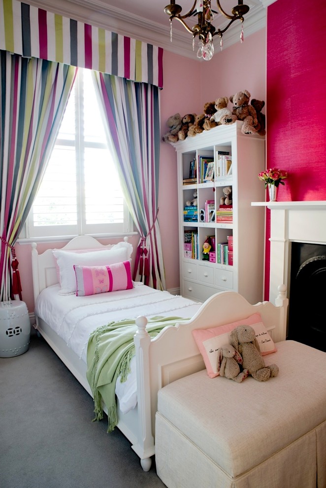 Modelo de dormitorio infantil de 4 a 10 años tradicional de tamaño medio con paredes rosas, moqueta y suelo gris