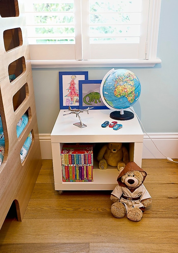 Diseño de dormitorio infantil de 4 a 10 años contemporáneo pequeño con paredes azules y suelo de madera en tonos medios