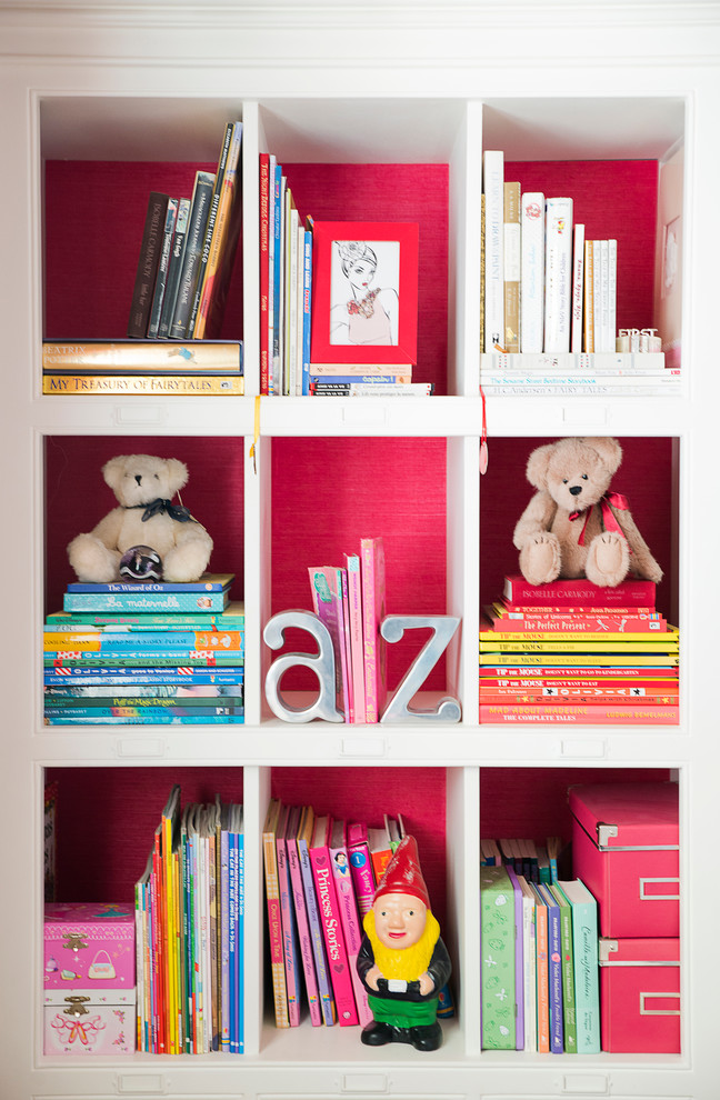 На фото: детская среднего размера в современном стиле с спальным местом, розовыми стенами, ковровым покрытием и серым полом для ребенка от 4 до 10 лет, девочки с