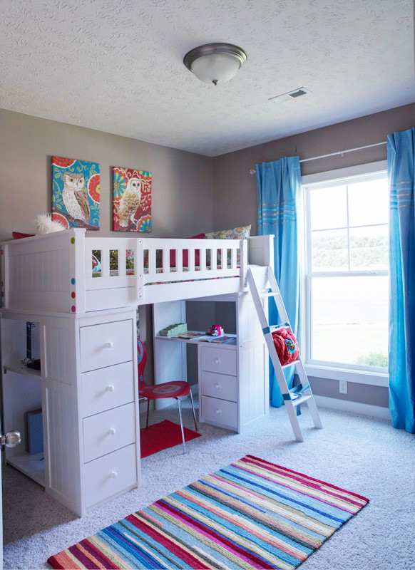 На фото: детская среднего размера в стиле неоклассика (современная классика) с спальным местом, ковровым покрытием и серыми стенами для ребенка от 4 до 10 лет, девочки с