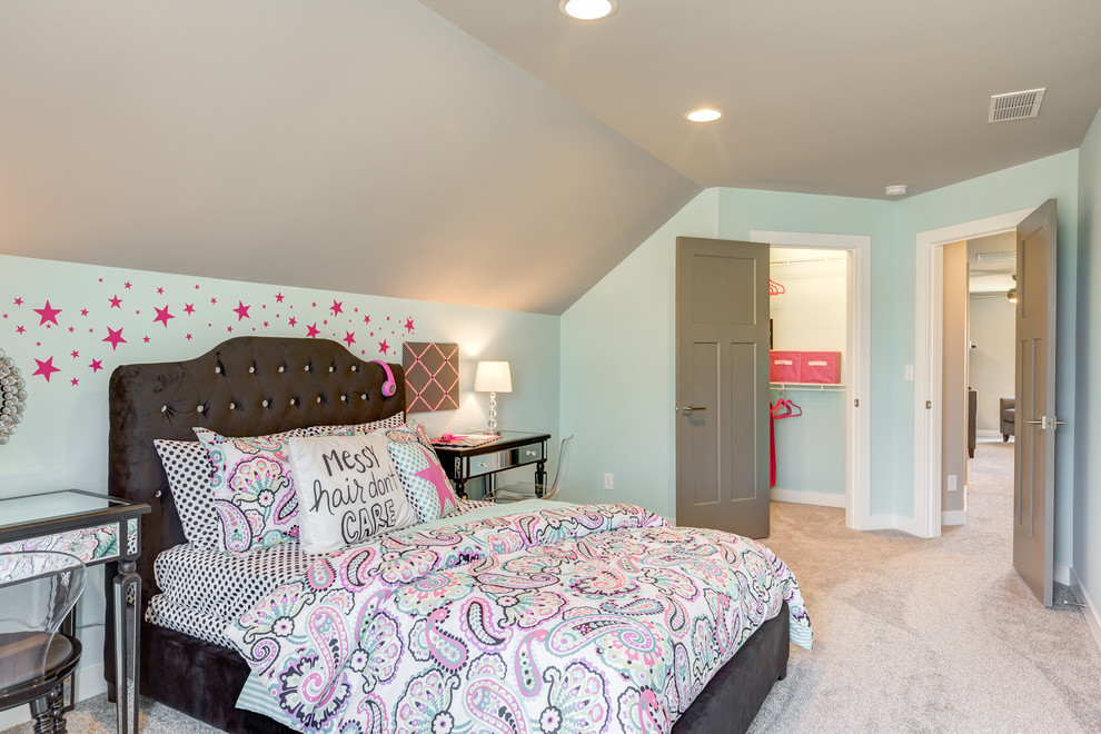 Idéer för mellanstora barnrum kombinerat med sovrum, med grå väggar och heltäckningsmatta