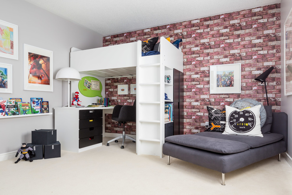 На фото: детская в современном стиле с спальным местом, серыми стенами и ковровым покрытием для ребенка от 4 до 10 лет, мальчика с