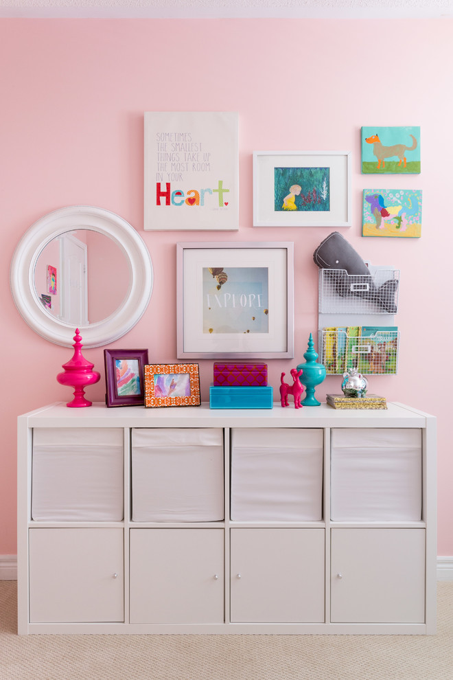 Свежая идея для дизайна: детская в стиле неоклассика (современная классика) с спальным местом, розовыми стенами и ковровым покрытием для ребенка от 1 до 3 лет, девочки - отличное фото интерьера