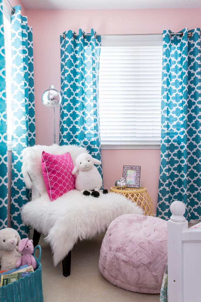 Klassisk inredning av ett barnrum kombinerat med sovrum, med rosa väggar och heltäckningsmatta