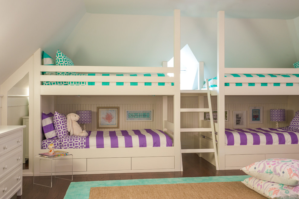 Inredning av ett klassiskt mellanstort barnrum kombinerat med sovrum, med vita väggar och mellanmörkt trägolv