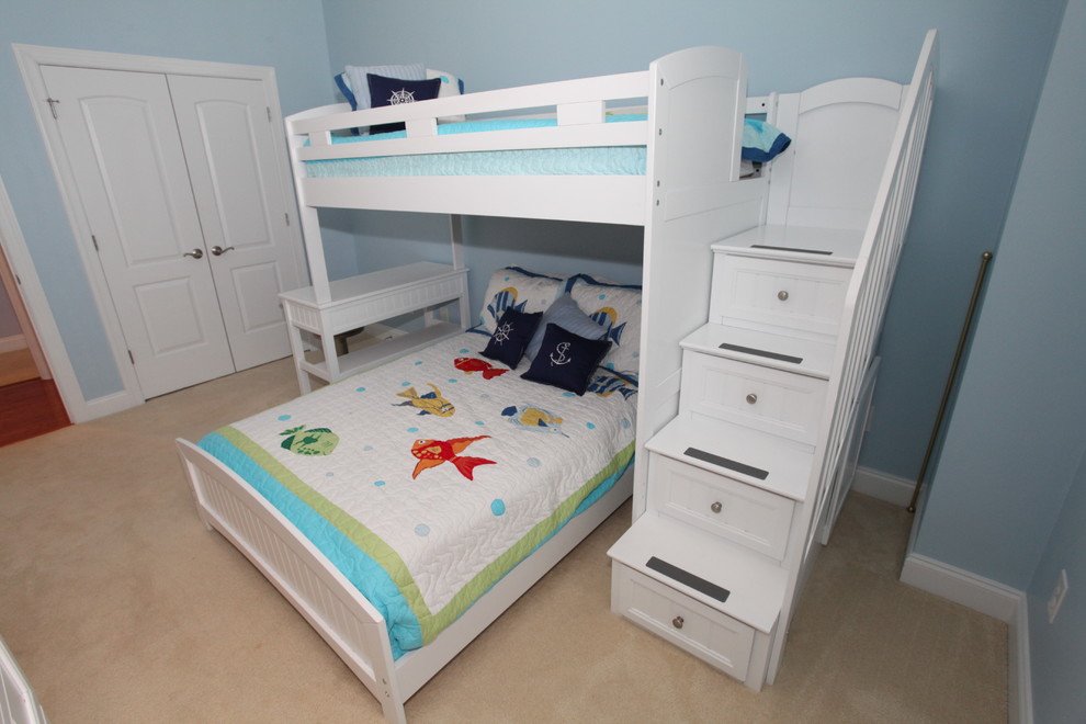 Идея дизайна: нейтральная детская среднего размера в морском стиле с спальным местом, синими стенами и ковровым покрытием для ребенка от 4 до 10 лет