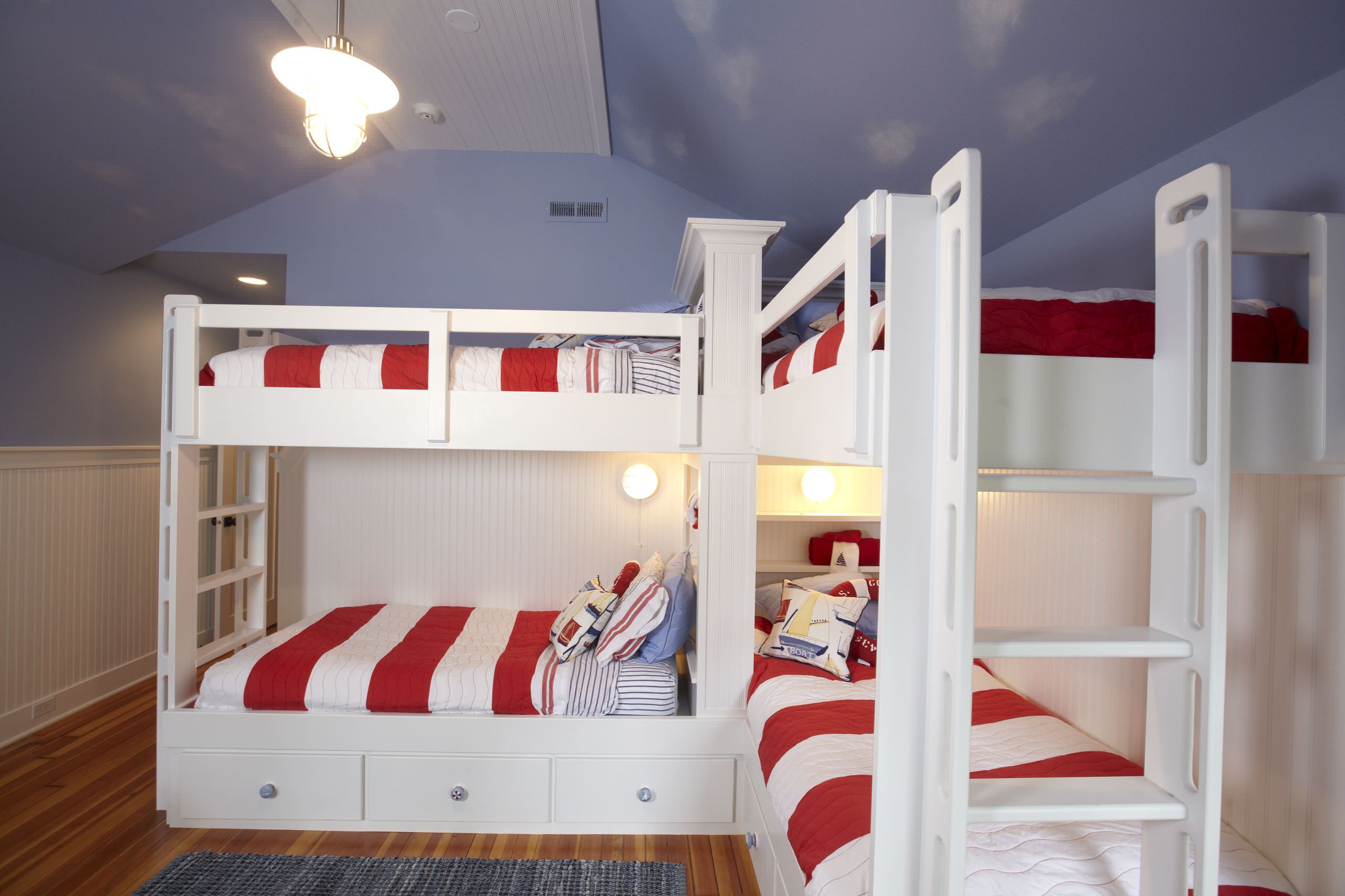 Спать на двухъярусной кровати. Кровать для четверых детей. Двухэтажная кровать. Двухъярусная кровать для детей. Двухэтажная кровать для детей.