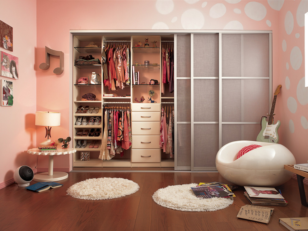 Example of a trendy girl kids' room design in New York