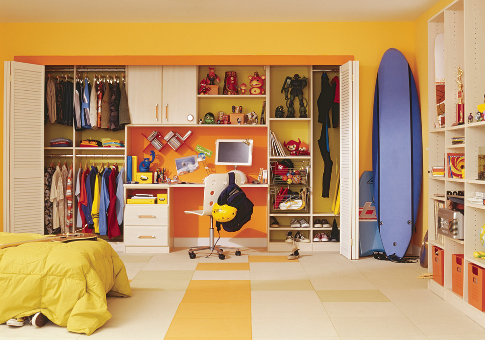 Cette image montre une chambre d'enfant traditionnelle avec un bureau, un mur jaune et un sol multicolore.