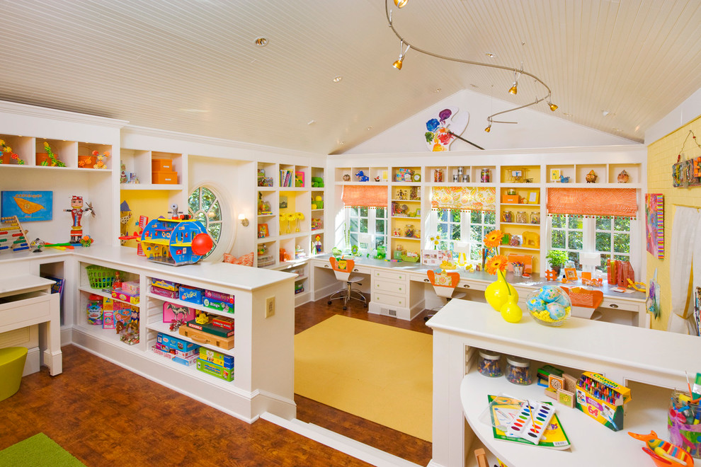 Großes, Neutrales Klassisches Kinderzimmer mit Spielecke, weißer Wandfarbe und braunem Holzboden in Jacksonville