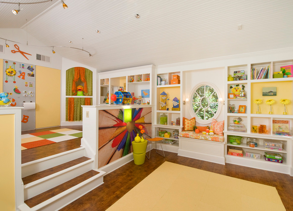 Aménagement d'une grande chambre d'enfant de 4 à 10 ans classique avec un mur jaune et un sol en bois brun.