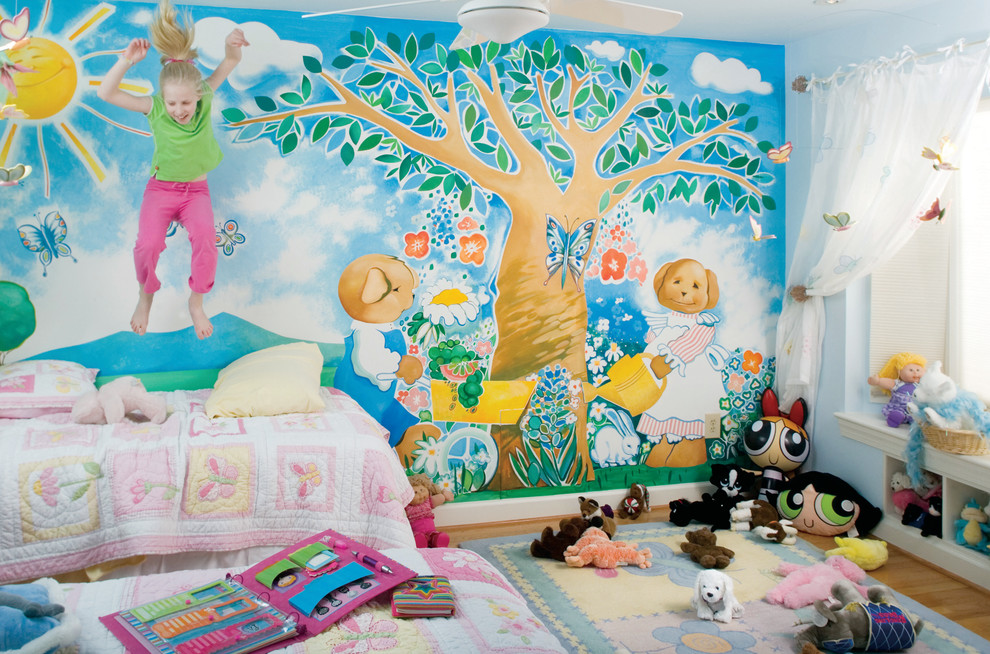 Idee per una cameretta per bambini boho chic di medie dimensioni con pareti multicolore, parquet chiaro e pavimento beige