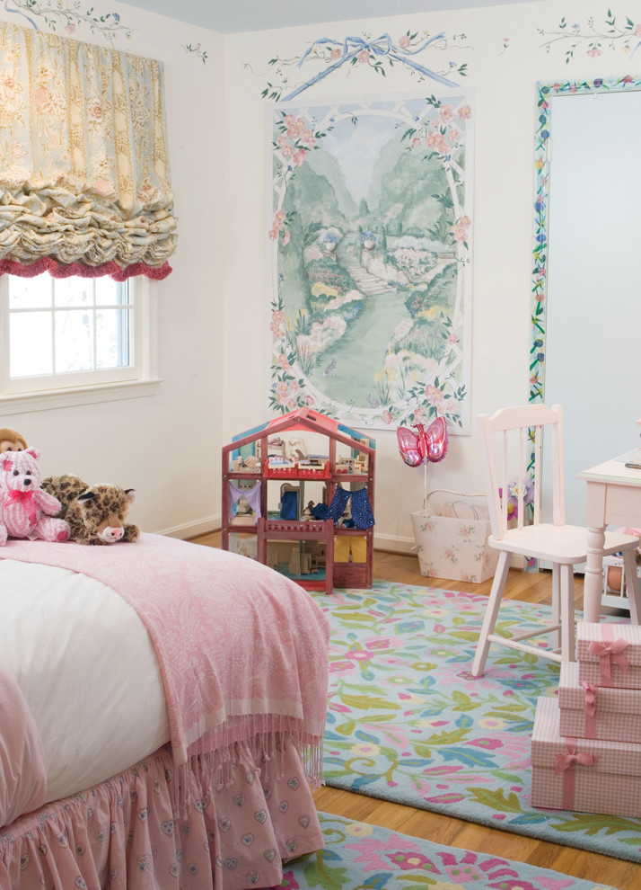 Immagine di una cameretta per bambini da 4 a 10 anni stile shabby con pareti bianche e pavimento in legno massello medio